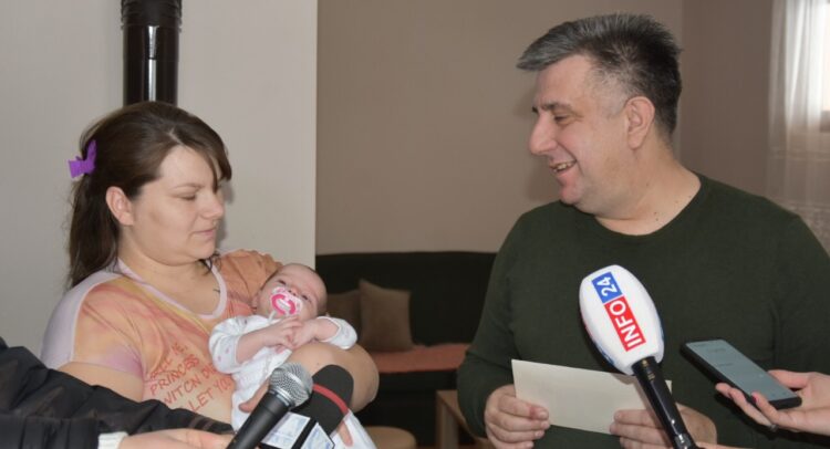 gradonacelnik u poseti prvim bebama 1