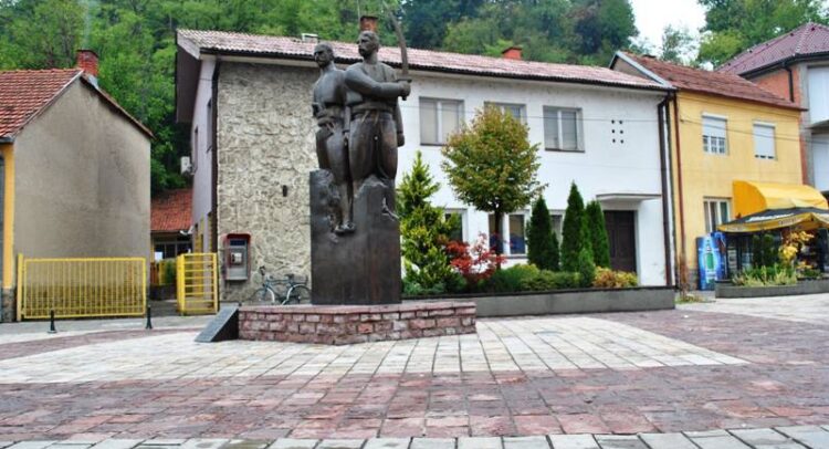Centralni trg u Osečini krasi spomenik podignut u čast braće Nedić